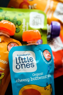 Londra İngiltere, 30 Nisan 2025, Sainsburys Küçükler Bebek Gıda Düzlüğü Yukardan Gelen