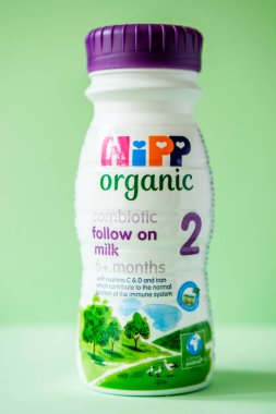 Londra İngiltere, Mayıs 01 2025, Plastik Şişe veya Hipp Organik Bebek Takip Sütü