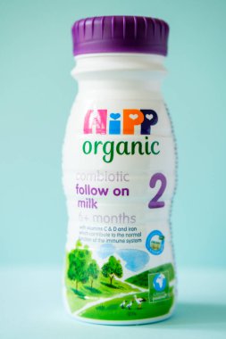 Londra İngiltere, Mayıs 01 2025, Plastik Şişe veya Hipp Organik Bebek Takip Sütü