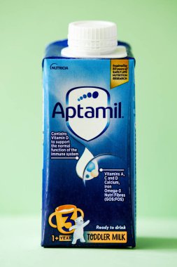 Londra 1 Mayıs 2025, Karton Nutricia Aptamil Bebek Sütü İçmeye Hazır