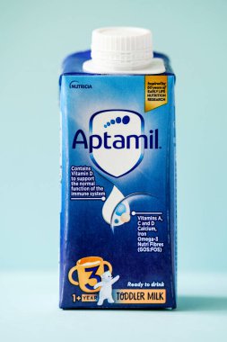 Londra 1 Mayıs 2025, Karton Nutricia Aptamil Bebek Sütü İçmeye Hazır