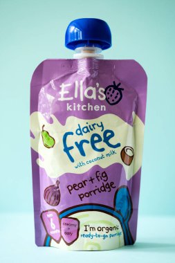 Londra İngiltere, 1 Mayıs 2025, Ella 'nın Mutfak Sütlü Armut ve Hindistan cevizi Sütlü İncir lapası