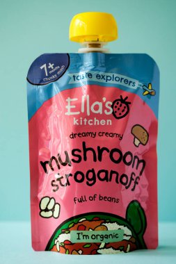 Londra İngiltere, Mayıs 01 2025, Ella 'nın Mutfak Kremalı Mantar Stroganof Bebek Yemeği