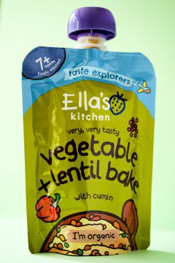 Londra İngiltere, Mayıs 01 2025, Ella 'nın Mutfak Lezzetli Sebzeleri ve Kimyon Bebek maması Torbası ile Mercimek Pişirme