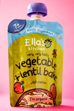 Londra İngiltere, Mayıs 01 2025, Ella 'nın Mutfak Lezzetli Sebzeleri ve Kimyon Bebek maması Torbası ile Mercimek Pişirme