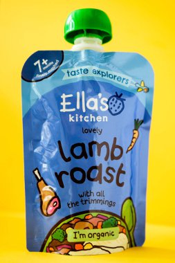 Londra İngiltere, Mayıs 01 2025, Ella 'nın Mutfak Lezzetli Kuzu Kızartması Bebek maması Kesesi