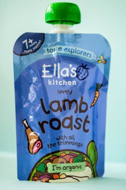 Londra İngiltere, Mayıs 01 2025, Ella 'nın Mutfak Lezzetli Kuzu Kızartması Bebek maması Kesesi