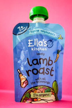 Londra İngiltere, Mayıs 01 2025, Ella 'nın Mutfak Lezzetli Kuzu Kızartması Bebek maması Kesesi