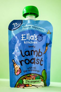 Londra İngiltere, Mayıs 01 2025, Ella 'nın Mutfak Lezzetli Kuzu Kızartması Bebek maması Kesesi