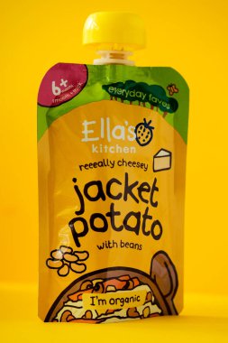 Londra İngiltere, 1 Mayıs 2025, Ella 'nın Mutfak Ceketi Peynirli ve Fasulyeli Bebek maması Çantası