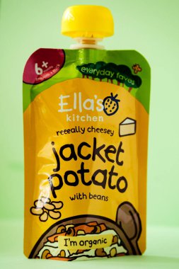 Londra İngiltere, 1 Mayıs 2025, Ella 'nın Mutfak Ceketi Peynirli ve Fasulyeli Bebek maması Çantası