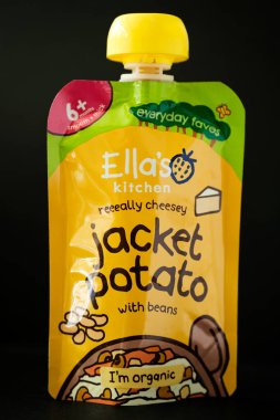 Londra İngiltere, 1 Mayıs 2025, Ella 'nın Mutfak Ceketi Peynirli ve Fasulyeli Bebek maması Çantası