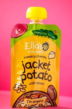 Londra İngiltere, 1 Mayıs 2025, Ella 'nın Mutfak Ceketi Peynirli ve Fasulyeli Bebek maması Çantası