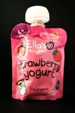 Londra İngiltere, 1 Mayıs 2025, Ella 'nın Mutfak Çilekli Yoğurt Bebek maması Torbası
