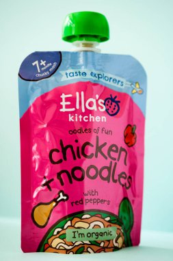 Londra İngiltere, 1 Mayıs 2025, Ella 'nın Kırmızı Biberli Tavuk Eriştesi Bebek maması Kesesi