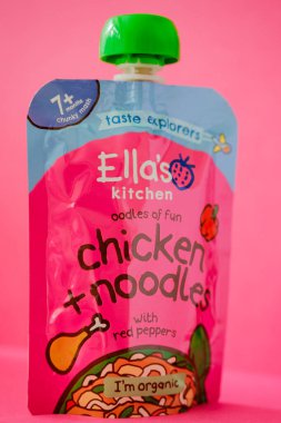 Londra İngiltere, 1 Mayıs 2025, Ella 'nın Kırmızı Biberli Tavuk Eriştesi Bebek maması Kesesi