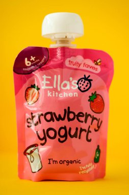 Londra İngiltere, 1 Mayıs 2025, Ella 'nın Mutfak Çilekli Yoğurt Bebek maması Torbası