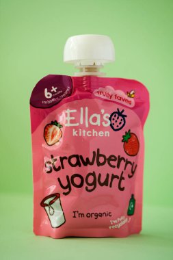 Londra İngiltere, 1 Mayıs 2025, Ella 'nın Mutfak Çilekli Yoğurt Bebek maması Torbası