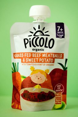 Londra İngiltere, Mayıs 01 2025, Piccolo Organik Biftek Köfteleri ve Tatlı Patates Bebek maması Torbası