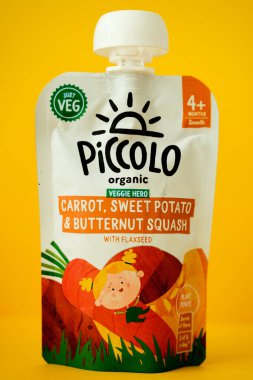 Londra İngiltere, 1 Mayıs 2025, Piccolo Organik Vejetaryen Havuç Tatlı Patates ve Butternut Ezilmiş Bebek Gıda Kesesi