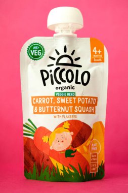 Londra İngiltere, 1 Mayıs 2025, Piccolo Organik Vejetaryen Havuç Tatlı Patates ve Butternut Ezilmiş Bebek Gıda Kesesi
