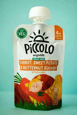 Londra İngiltere, 1 Mayıs 2025, Piccolo Organik Vejetaryen Havuç Tatlı Patates ve Butternut Ezilmiş Bebek Gıda Kesesi