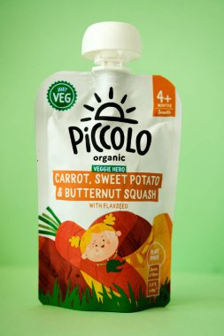 Londra İngiltere, 1 Mayıs 2025, Piccolo Organik Vejetaryen Havuç Tatlı Patates ve Butternut Ezilmiş Bebek Gıda Kesesi