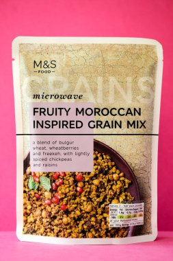 Londra İngiltere, Mayıs 02 2025, Marks ve Spencer Mikrodalga Fas Meyvesi Karışık Tahıl İlham Verdi