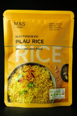 Londra İngiltere, Mayıs 02 2025, Marks Paketi ve Spencer Mikrodalga Hint usulü Pilau Rice