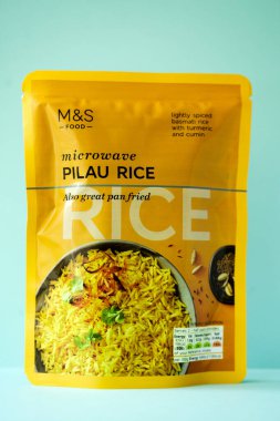 Londra İngiltere, Mayıs 02 2025, Marks Paketi ve Spencer Mikrodalga Hint usulü Pilau Rice