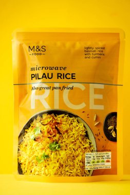 Londra İngiltere, Mayıs 02 2025, Marks Paketi ve Spencer Mikrodalga Hint usulü Pilau Rice