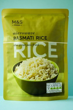 Londra İngiltere, Mayıs 02 2025, Marks Paketi ve Spencer Mikrodalga Basmati Rice
