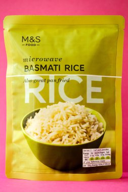 Londra İngiltere, Mayıs 02 2025, Marks Paketi ve Spencer Mikrodalga Basmati Rice