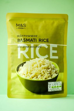 Londra İngiltere, Mayıs 02 2025, Marks Paketi ve Spencer Mikrodalga Basmati Rice