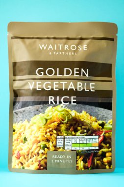 Londra İngiltere, Mayıs 02 2025, Waitrose Mikrodalga Altın Sebze Pirinci Paketi