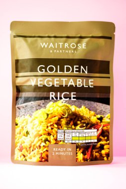 Londra İngiltere, Mayıs 02 2025, Waitrose Mikrodalga Altın Sebze Pirinci Paketi