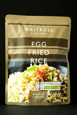 Londra İngiltere, Mayıs 02 2025, Waitrose Mikrodalga Yumurtalı Pirinç Paketi