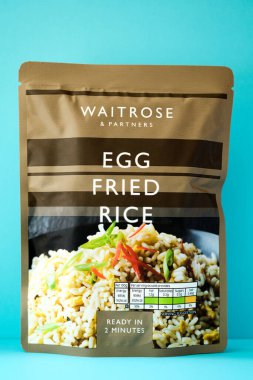 Londra İngiltere, Mayıs 02 2025, Waitrose Mikrodalga Yumurtalı Pirinç Paketi