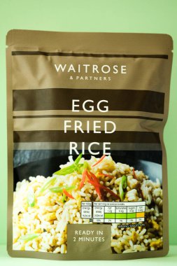 Londra İngiltere, Mayıs 02 2025, Waitrose Mikrodalga Yumurtalı Pirinç Paketi