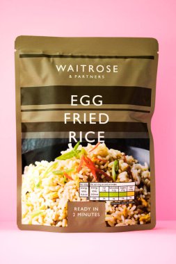 Londra İngiltere, Mayıs 02 2025, Waitrose Mikrodalga Yumurtalı Pirinç Paketi