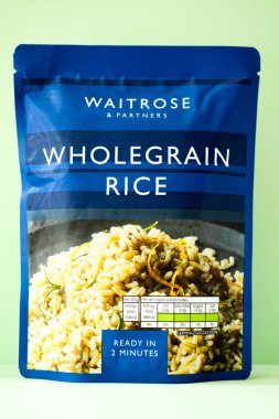 Londra İngiltere, Mayıs 02 2025, Waitrose Mikrodalga Kepekli Pirinç Paketi