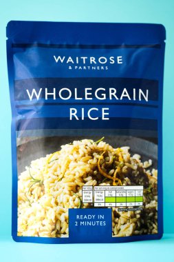 Londra İngiltere, Mayıs 02 2025, Waitrose Mikrodalga Kepekli Pirinç Paketi