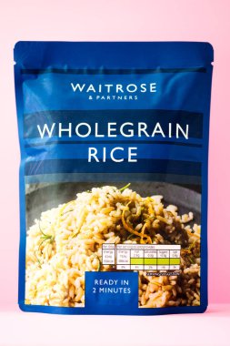 Londra İngiltere, Mayıs 02 2025, Waitrose Mikrodalga Kepekli Pirinç Paketi