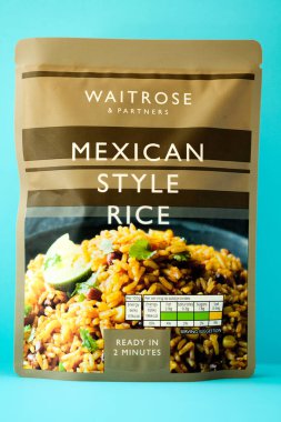 Londra İngiltere, Mayıs 02 2025, Paket Waitrose Mikrodalga Meksika usulü Pirinç