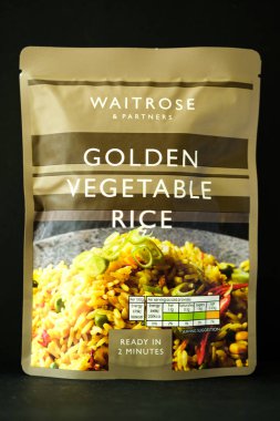 Londra İngiltere, Mayıs 02 2025, Waitrose Mikrodalga Altın Sebze Pirinci Paketi