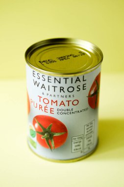 Londra İngiltere, Mayıs 03, 2025, Temel Waitrose Domates Püresi İçi