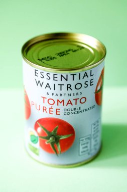 Londra İngiltere, Mayıs 03, 2025, Temel Waitrose Domates Püresi İçi