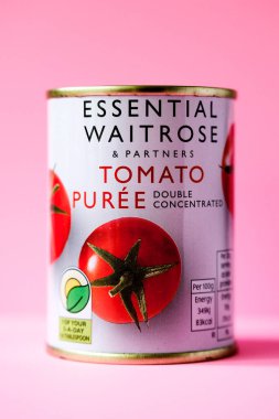 Londra İngiltere, Mayıs 03, 2025, Temel Waitrose Domates Püresi İçi