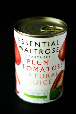 Londra İngiltere, Mayıs 03, 2025, Konserve Waitrose Erikli Domatesler Pişirme İçeriği