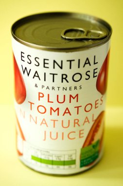 Londra İngiltere, Mayıs 03, 2025, Konserve Waitrose Erikli Domatesler Pişirme İçeriği